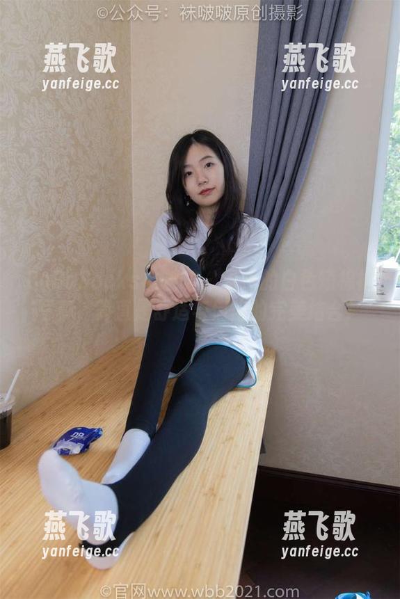 BoBoSocks袜啵啵 - 稚予的白色短棉袜写真，简直是舒适与俏皮的完美结合！