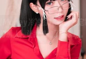 深夜刷到Money冷冷的JK写真，定制的妆容好抓人，让我恍惚了一瞬啊。