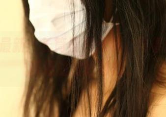 ROSI最新：长筒黑色丝袜，与春天不期而遇的微妙时刻。