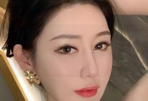 微密圈 – “从海里捞出的不爱笑的赛琳，很会玩全身渔网的花样！”原图和图片等着你。