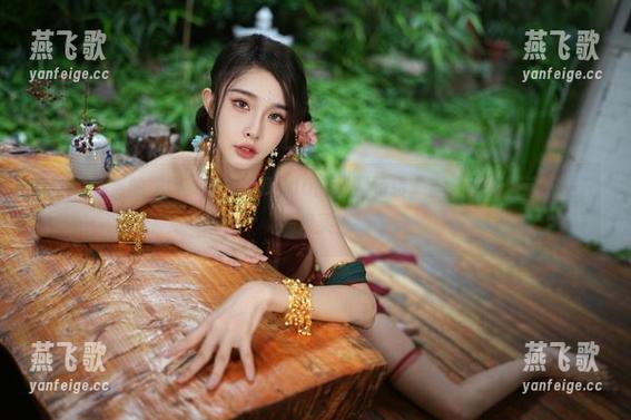 在线可欣赏的美图，余多多Dudu的圣诞特辑，真心想问，这衣服在哪里买？