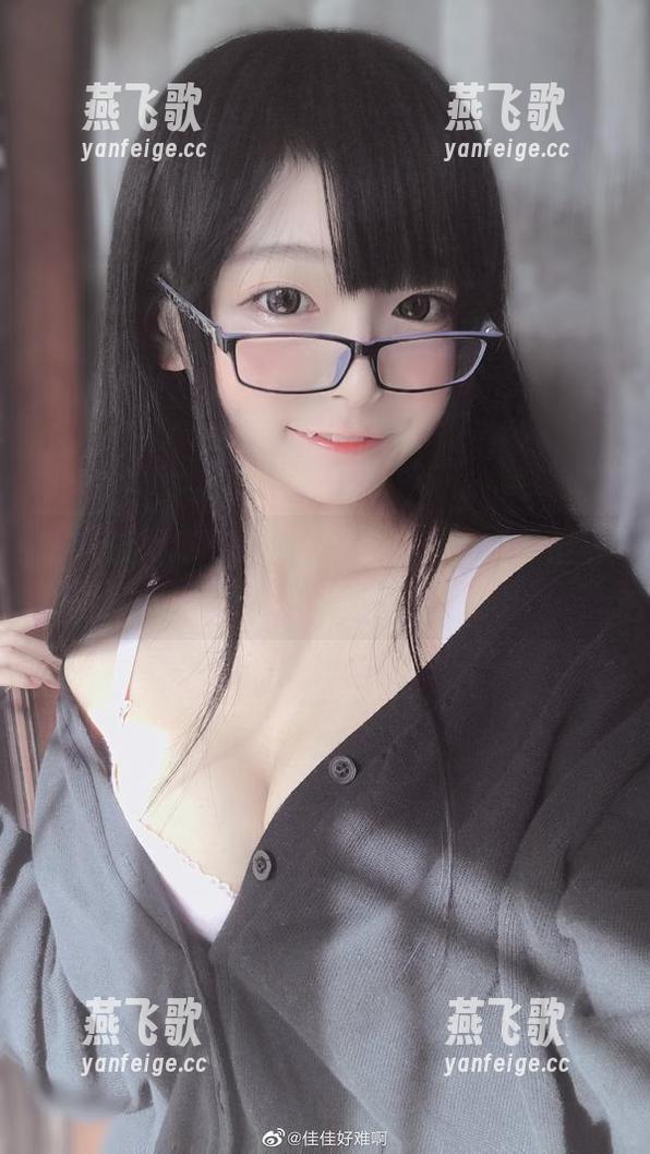在佳佳好难啊的办公室，潜藏着一些出乎意料的作品和资源！
