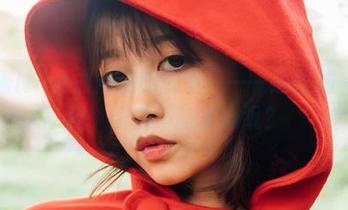 奈汐酱Nice去浪荡的壁纸——一边自拍一边扭捏，谁说不能贪心呢？