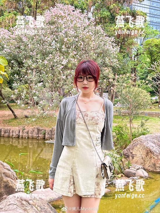 在宝儿mysterial的温柔cos里，照片里的每个姿态都透着一种难以名状的感动。