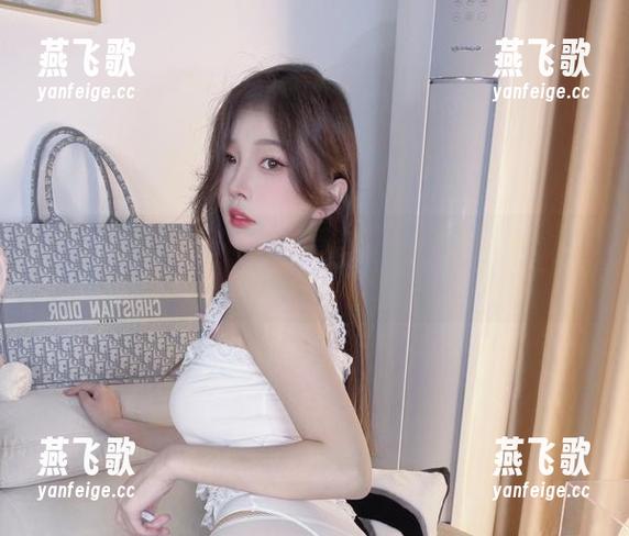 小小奶瓶儿说：高清里的美脚不止是风景，还有无尽的遐想