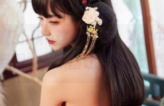 瞧小鹿鹿shika这件毛衣，私拍中特别的“氛围”，原图让人不禁遐想。