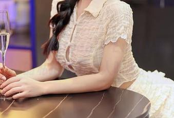 尤蜜荟 – 灰丝appeal！Emily顾奈奈酱的私拍原图令人咋舌。