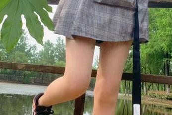微密圈 – 美图来袭！提袜少女又要把女仆的优雅与懒散完美融合了吗？
