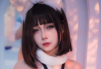 末夜787与白色泳装的组队：照片中的每个角度都仿佛在低声细语。