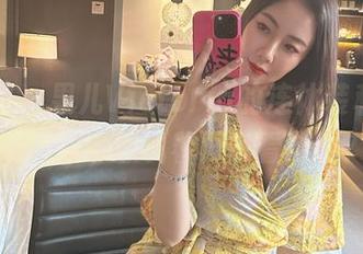微密圈 – 果儿Victoria的连体装私拍，难道你也想试着再多看两眼？