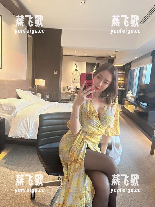 微密圈 - 果儿Victoria的连体装私拍，难道你也想试着再多看两眼？