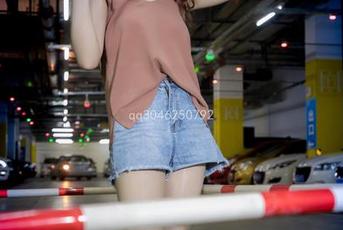 梦丝女神 – 香萱的网袜写真，轻轻松松就把风格玩转了