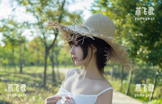 浅安安 风吹过,拍不到清凉?浅安安的夏日写真给你留影。