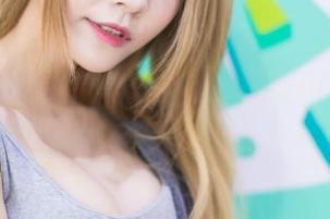 爱蜜社 – 最新图册揭晓——Lynn刘奕宁的泳池自拍，水面加人心，纹丝不动。