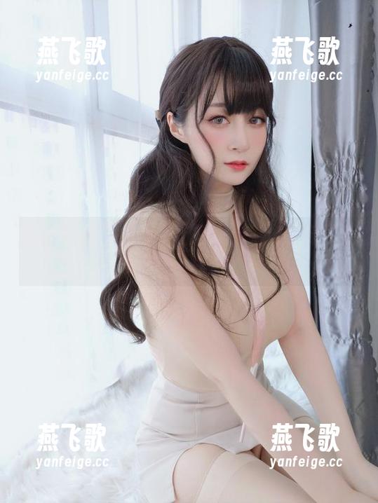白银81的短发小护士写真：谁说护士不能轻松点？