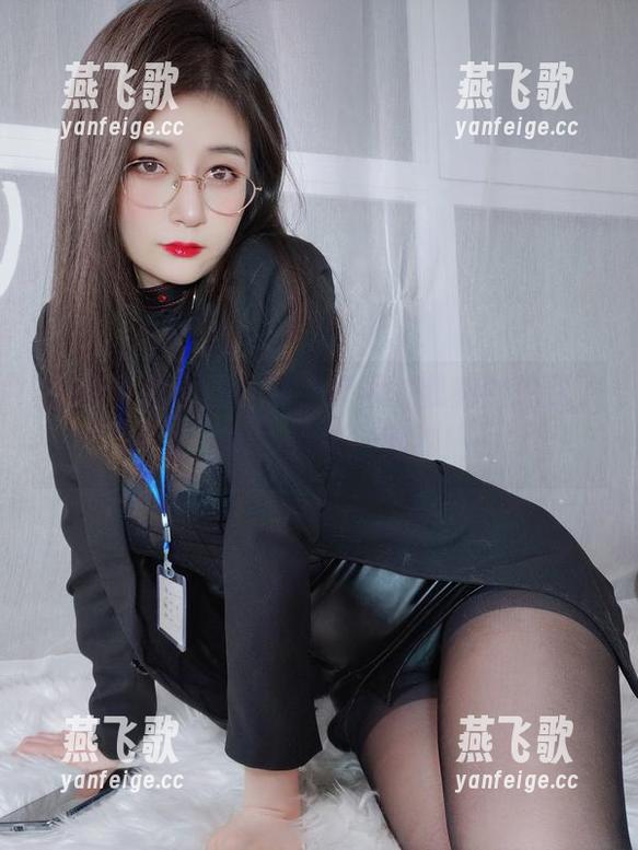 白银81的原图丝袜，观看时我突然想到了...咳咳，没事！继续！