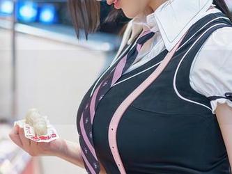 秀人网 – 这水太清澈？大橘BBKira的泳池写真，你怎么看？