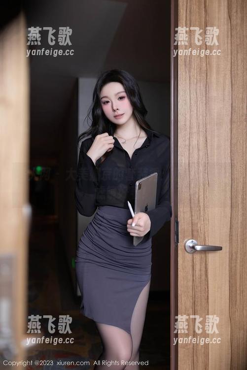 秀人网 - 大美媚京的套装秀：原图居然比滤镜好看！