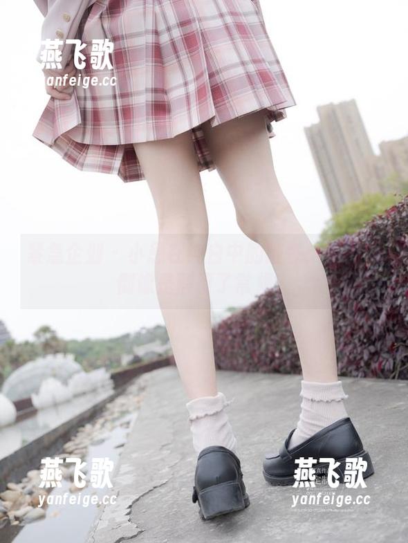 紧急企划 - 小恩在纯白中的随性：这原图倒像是颠覆了常规。