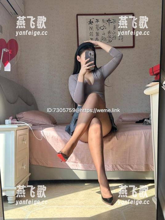 微密圈 - 美邵女Baby的白衬衫壁纸：看的时候，脑海里漂浮着小白花的插曲