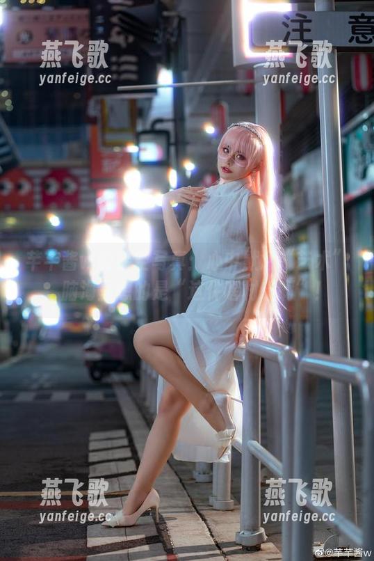 芊芊酱w的镂空写真：心中默念“艺术”，脑海里想的是“这件啥材料啊”！