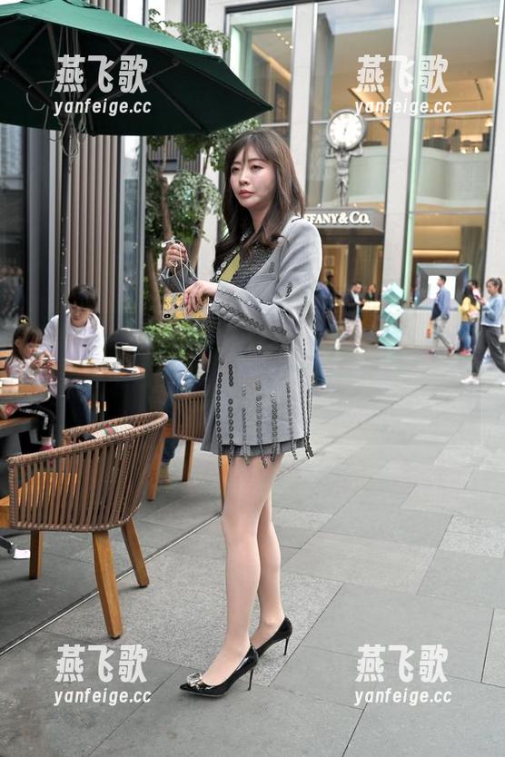 魔镜街拍-婷婷 魔镜街拍 - 有谁不想在白色吊带裙和黑丝的美图中迷失呢?婷婷每次更新都让我想给她投个票!