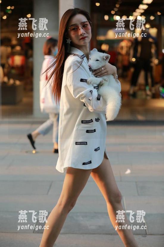 魔镜街拍-曼曼 魔镜街拍 - 曼曼女王写真集—她的表情真让人想找到个国王来搭配?