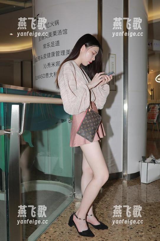 表妹好像被魔镜街拍的光环笼罩住了，这组最新的照片完全不一样哦！
