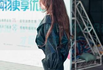 魔镜街拍牛仔热裤合集：你以为只有沙滩才配得上这身材？