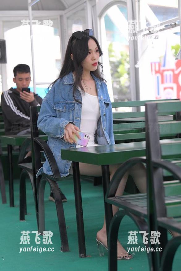 魔镜街拍 魔镜街拍-一只麋鹿摄影图集:这牛仔短裙美女真会玩!