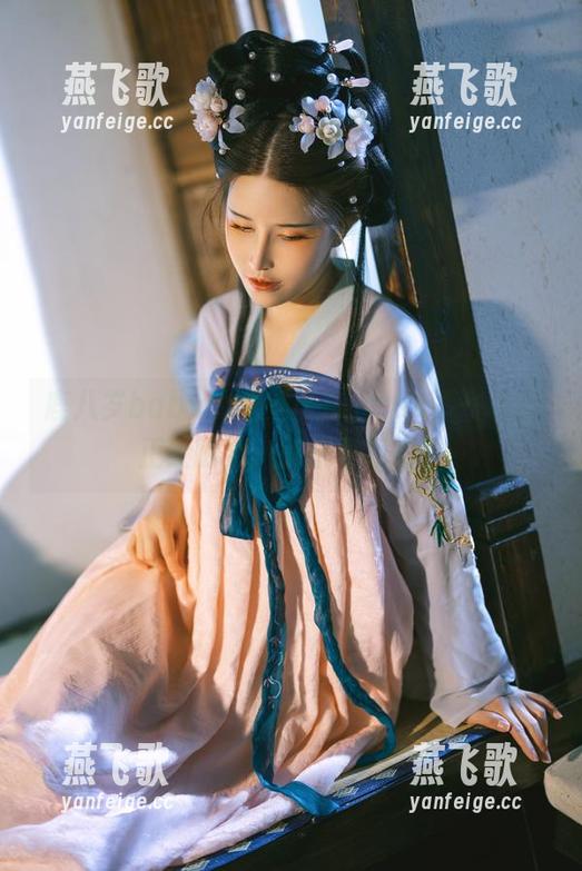 鹿八岁baby的绝美吊带，cos了一场不正经的梦，快来下载吧！