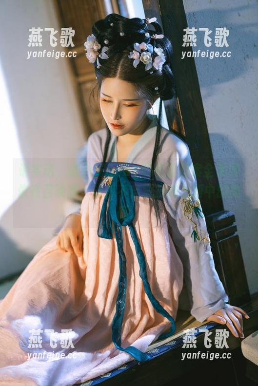 说实话，鹿八岁baby的碧蓝档案全集好像在召唤我，让我不自觉投降于画中的美感。