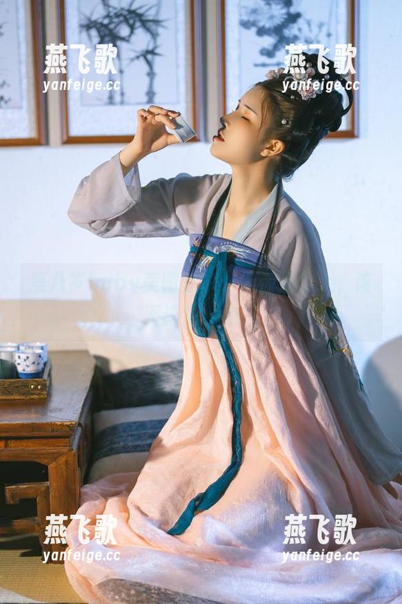 鹿八岁baby美图分享：泳池那么大，该不该泡一泡？